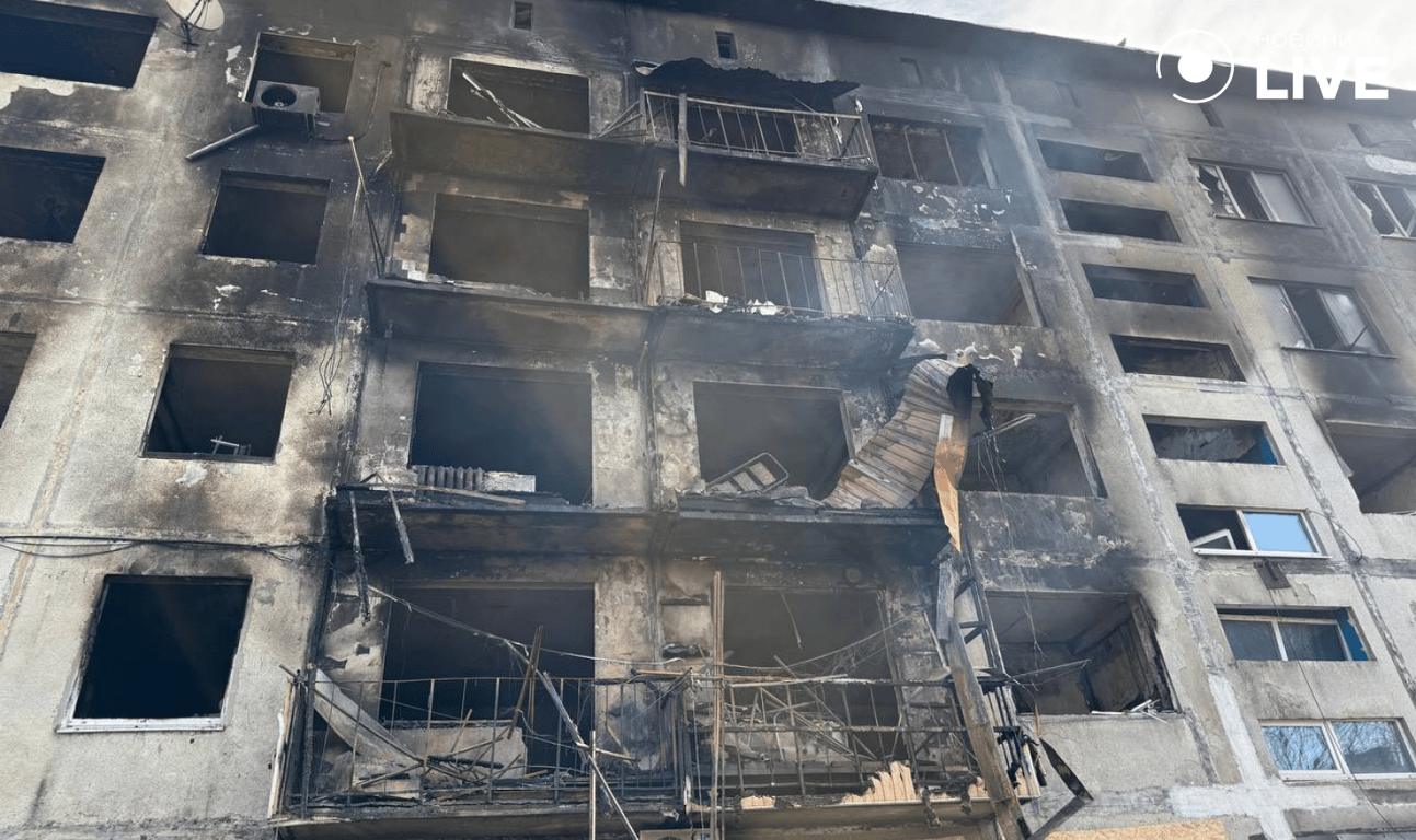 Зруйновані під’їзди житлових будинків у Добропіллі після обстрілу