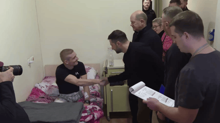 Zelenskyy and Scholz visited injured soldiers — video - 290x166