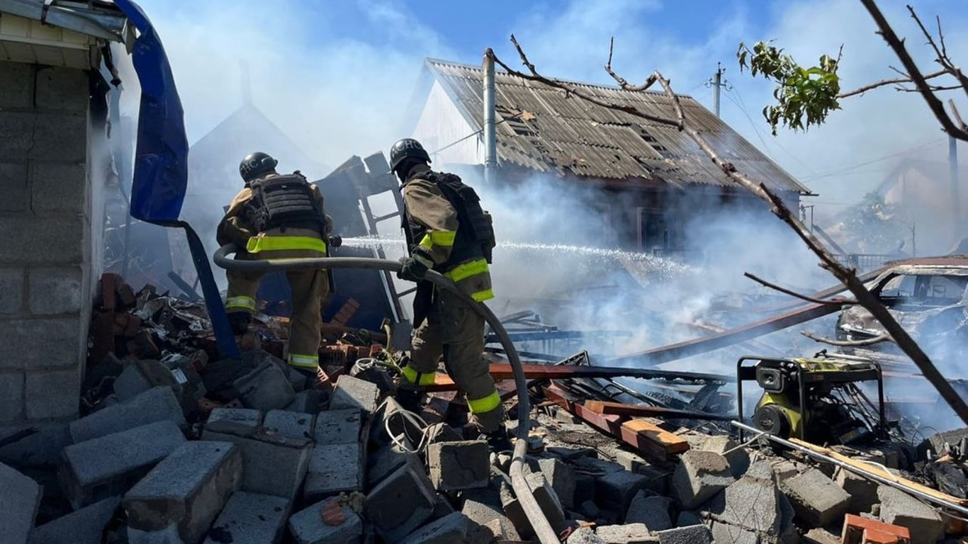 В Нікополі вдень лунали вибухи — ворог атакував місто з артилерії та дронів