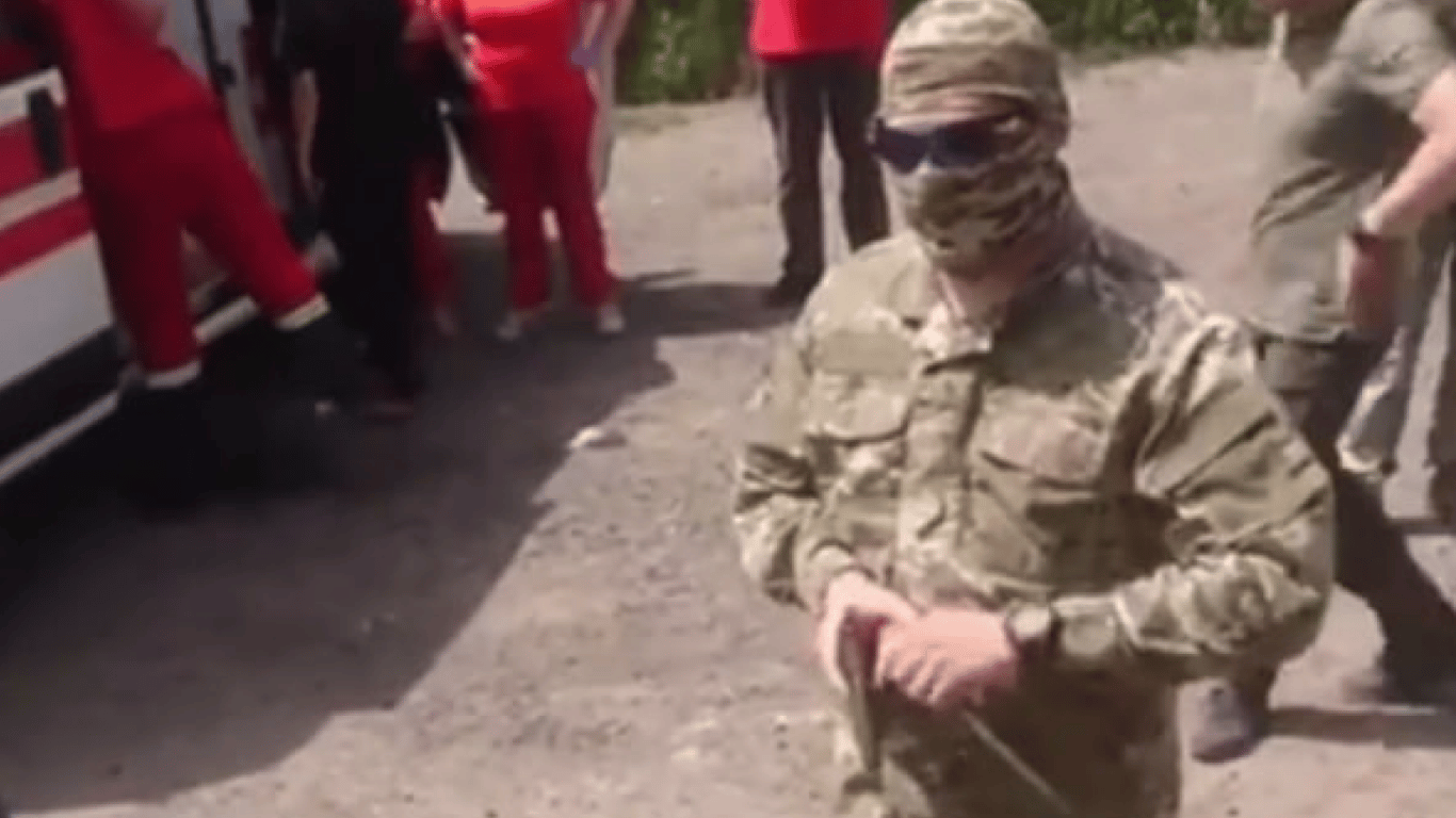 На Буковине мужчина в военной форме угрожал пассажирам автобуса пистолетом