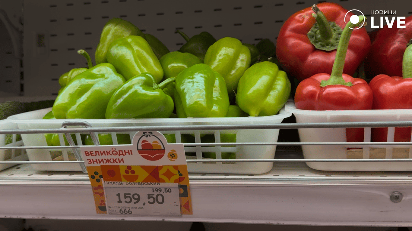 Овочі на прилавках магазину