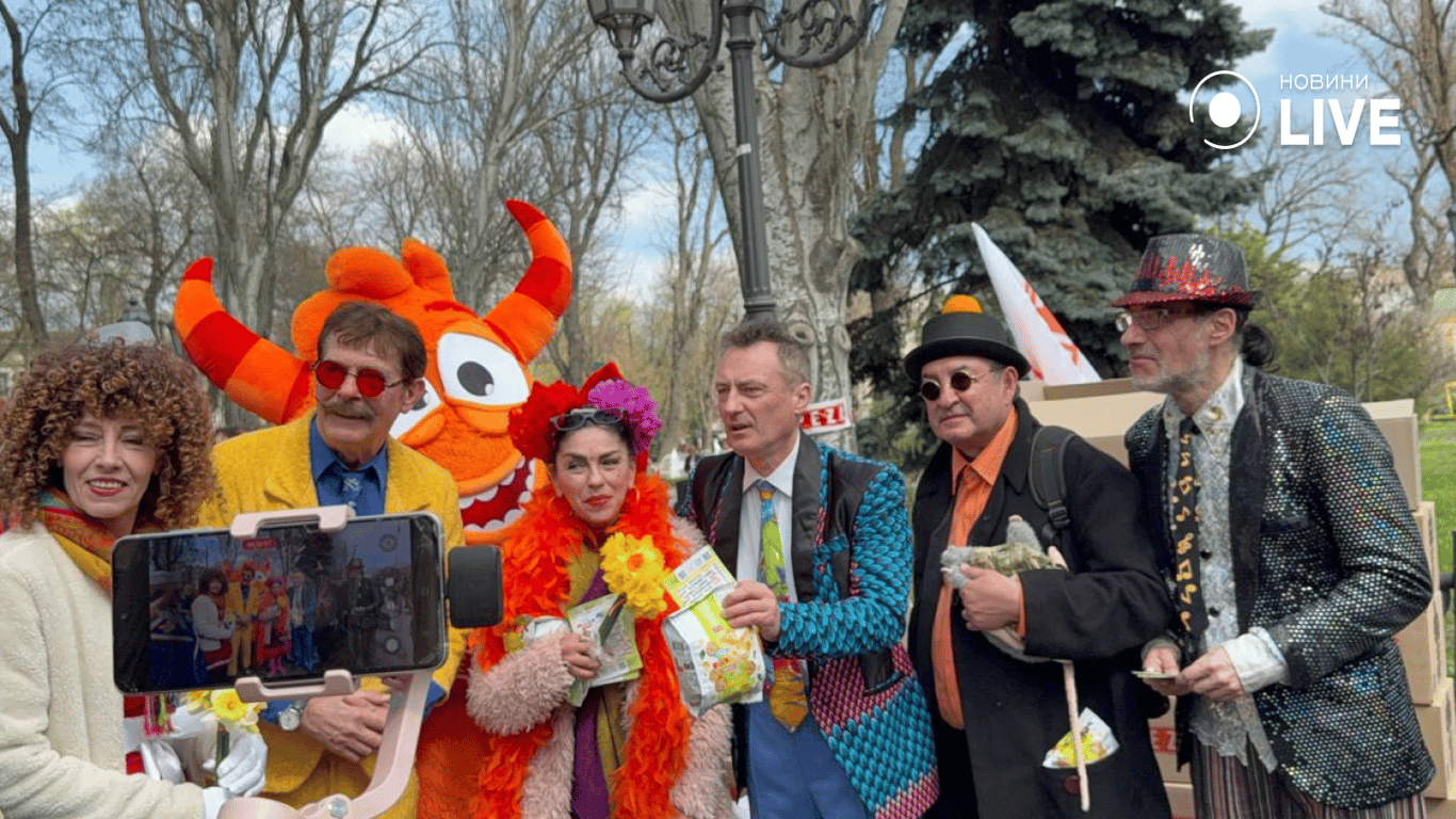Жарти, фокуси та сміх – як одесити відзначили день гумору (фото) - фото 6
