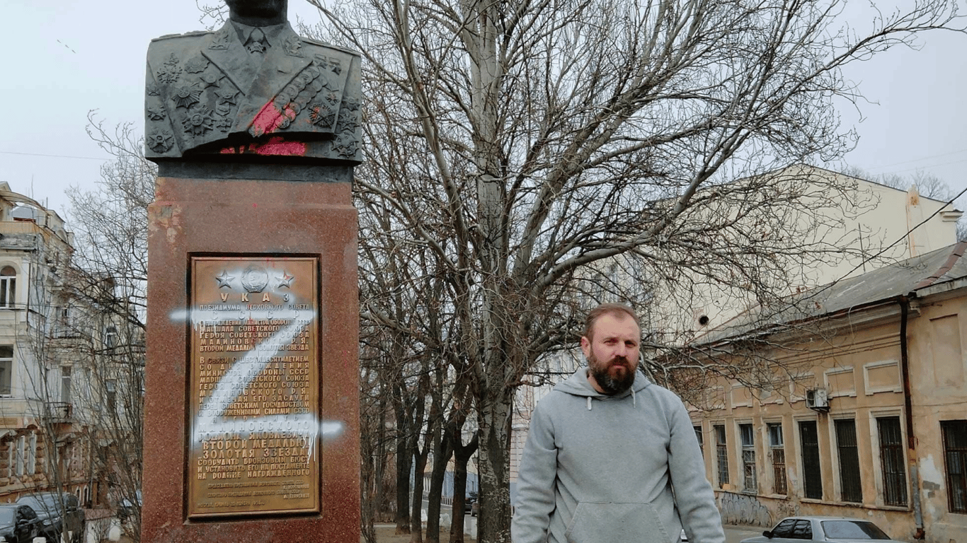 В центрі Одеси чоловік намалював величезну букву Z на пам'ятнику — подробиці