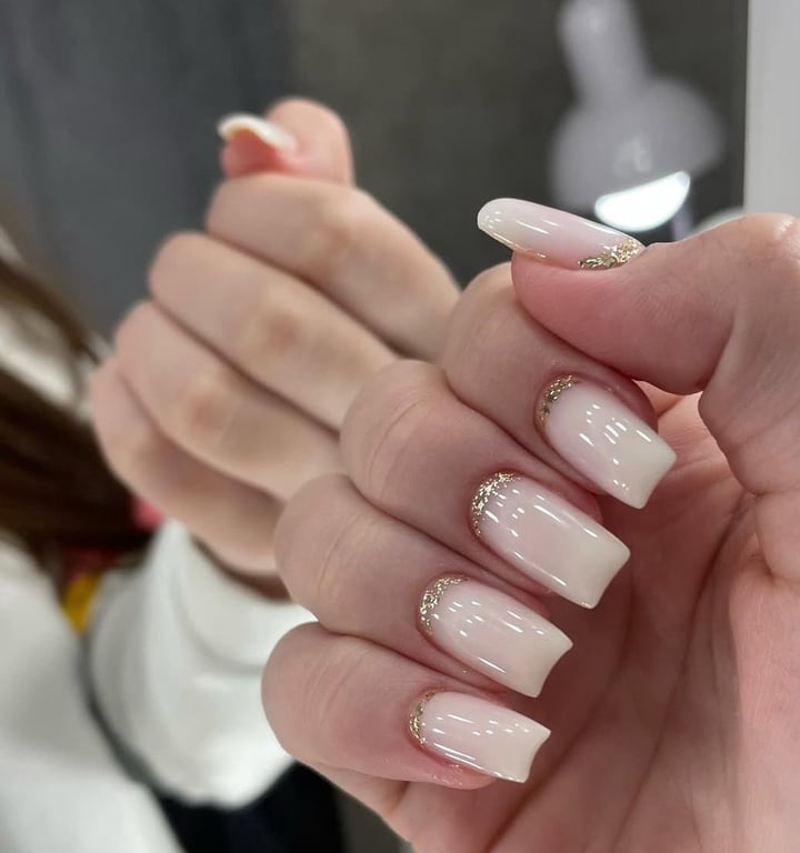 Молочний колір має благородний вигляд, як у одязі, так і манікюрі