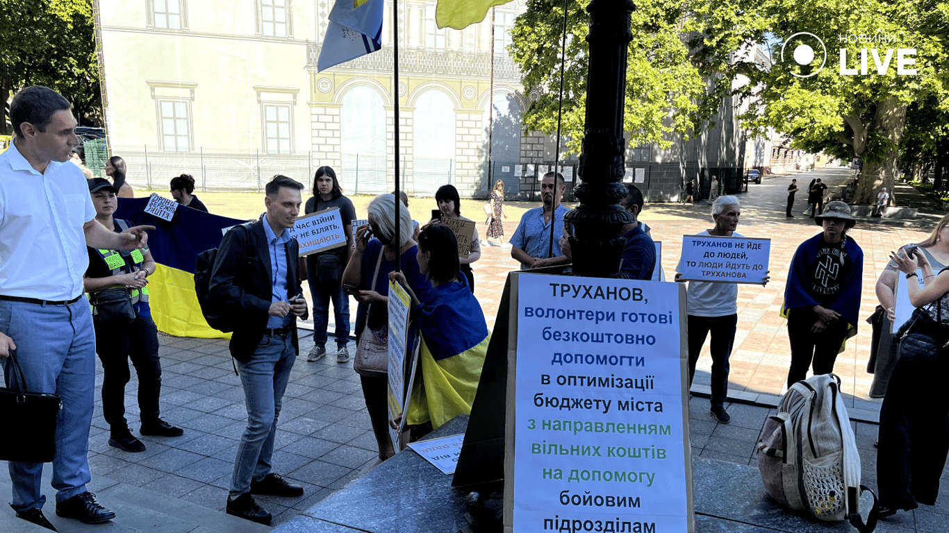 Мітингувальники спілкуються з депутатом міськради. Фото: Новини.LIVE