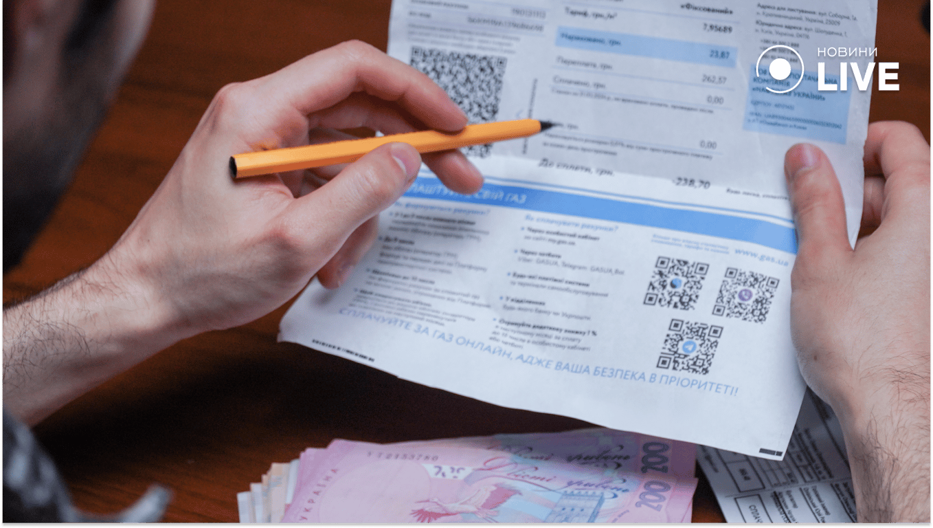Людина рахує комуналку. Фото: Новини.LIVE/ Ігор Кузнєцов 