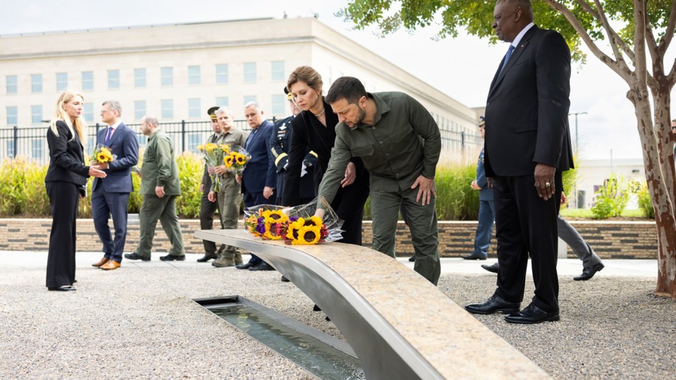 Президент та перша леді вшанували пам'ять жертв теракту в США