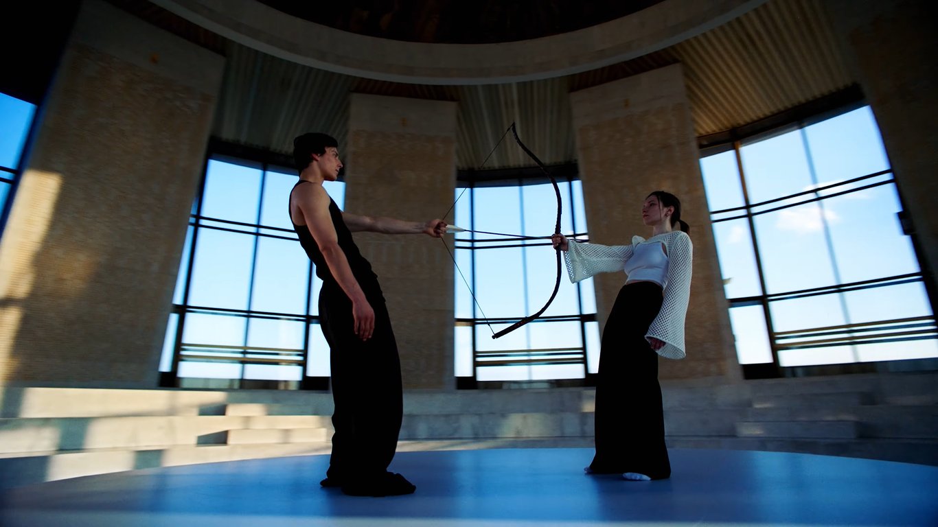 Українська співачка Джамала у кліпі "Люблю". Фото: скриншот відео