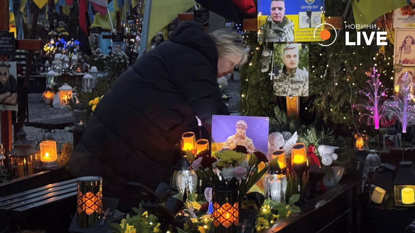 Люди на кладовищі у Львові