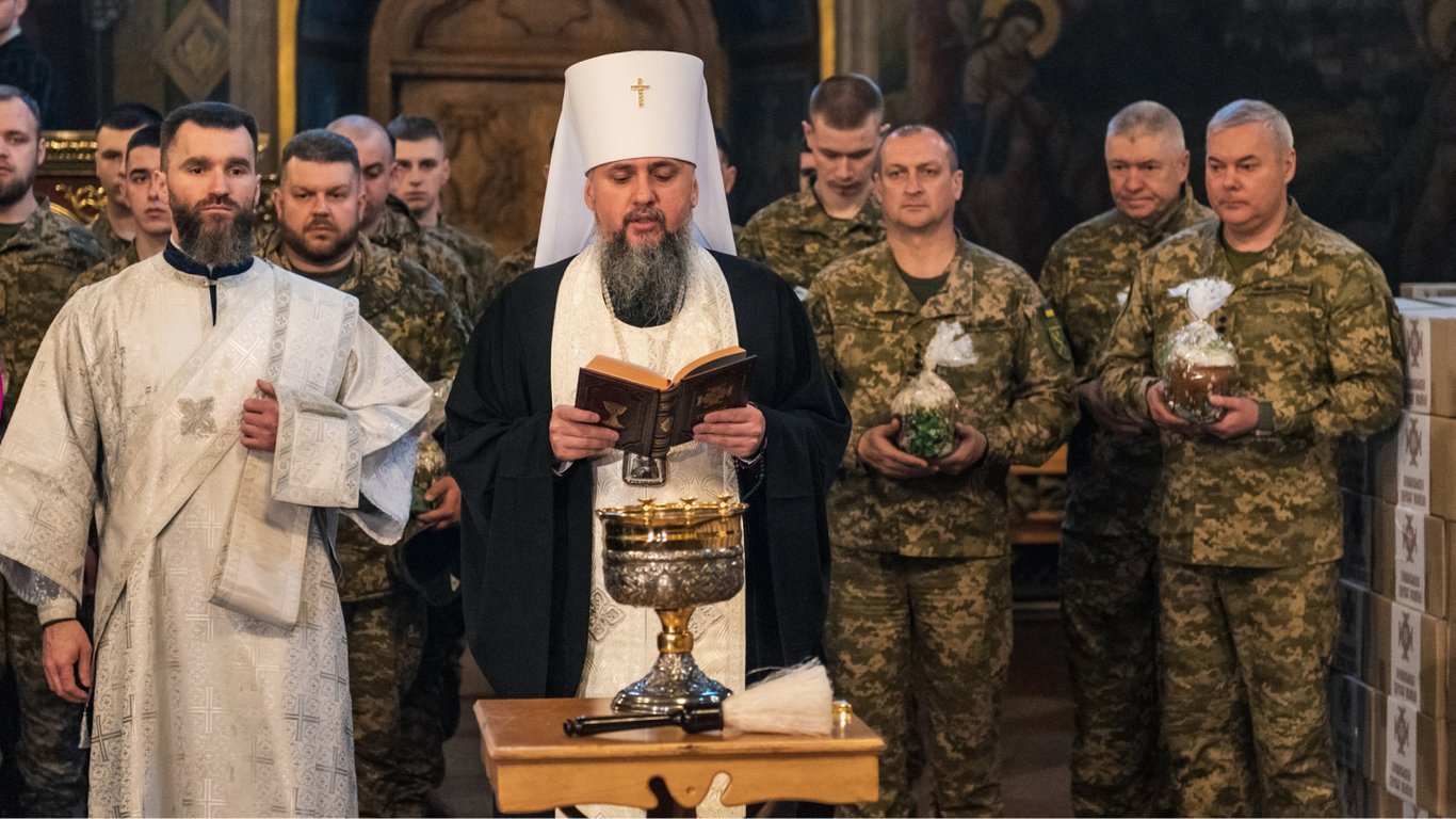 Предстоятель ПЦУ Эпифаний освятил пасхальные паски для украинских военных