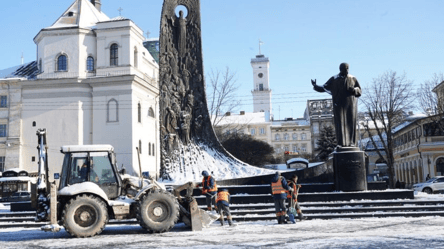 На вулиці Львова виїхала спецтехніка — у Садового назвали причину - 290x160