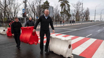 У Києві відкрили рух оновленим мостом поблизу метро "Дарниця" - 285x160