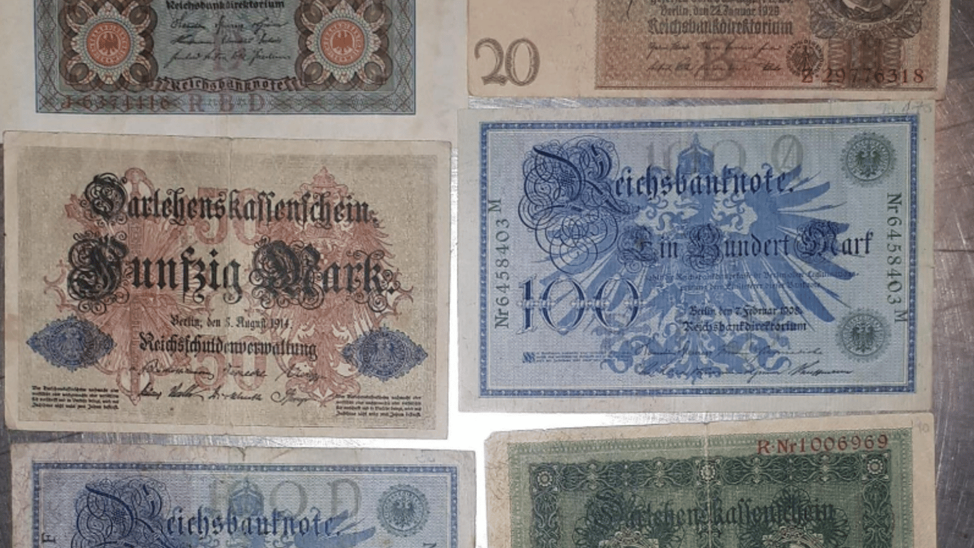 На українсько-польському кордоні митники вилучили цінну колекцію банкнот та марок