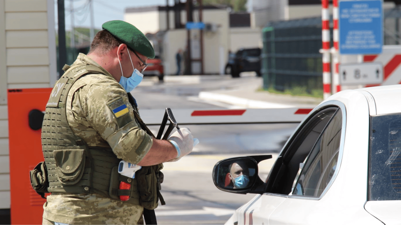 Виїзд чоловіків з України — хто із серпня може вільно перетинати кордон