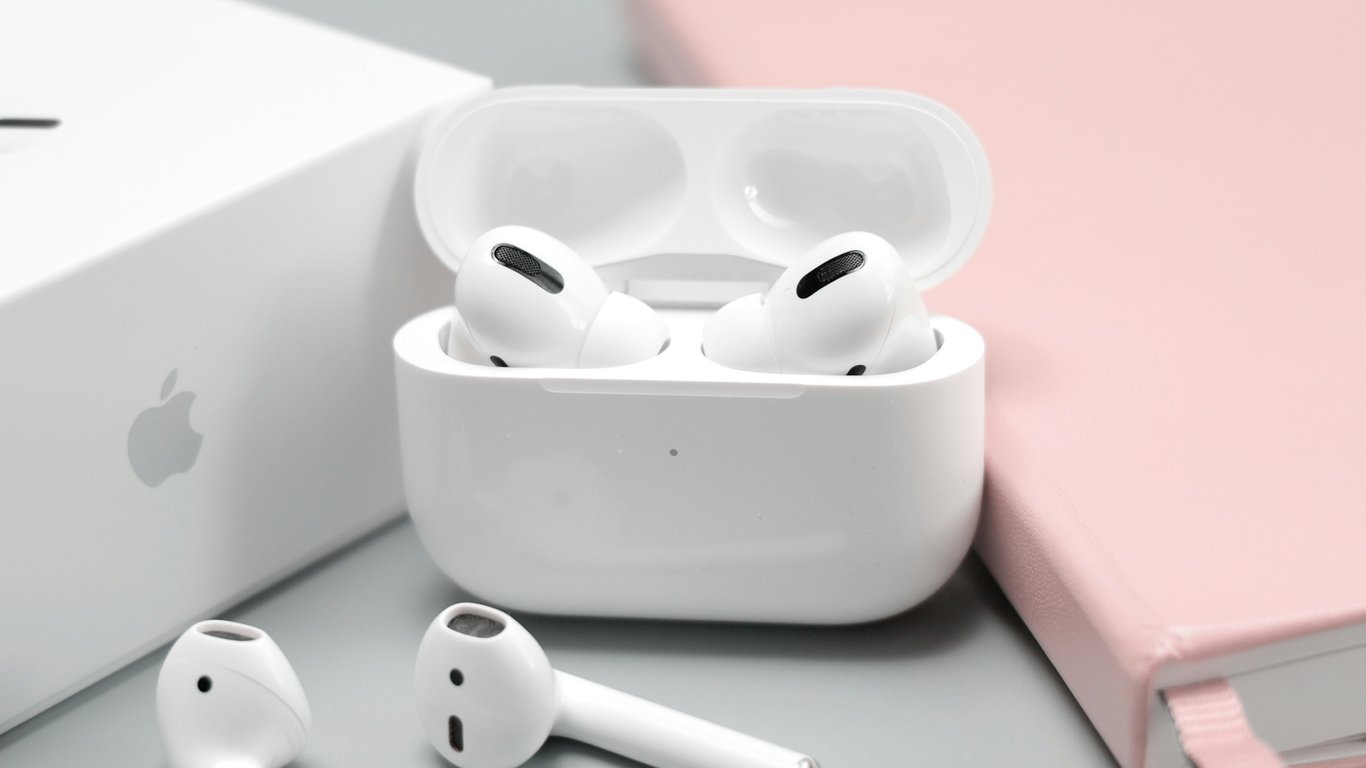 Apple розглядає можливість інтегрувати крихітні камери в AirPods — що відомо