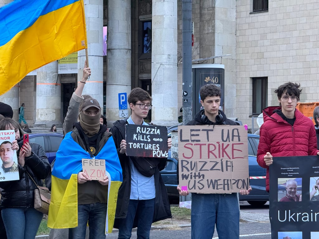 В Варшаве прошла акция в поддержку военнопленных — фото - фото 6