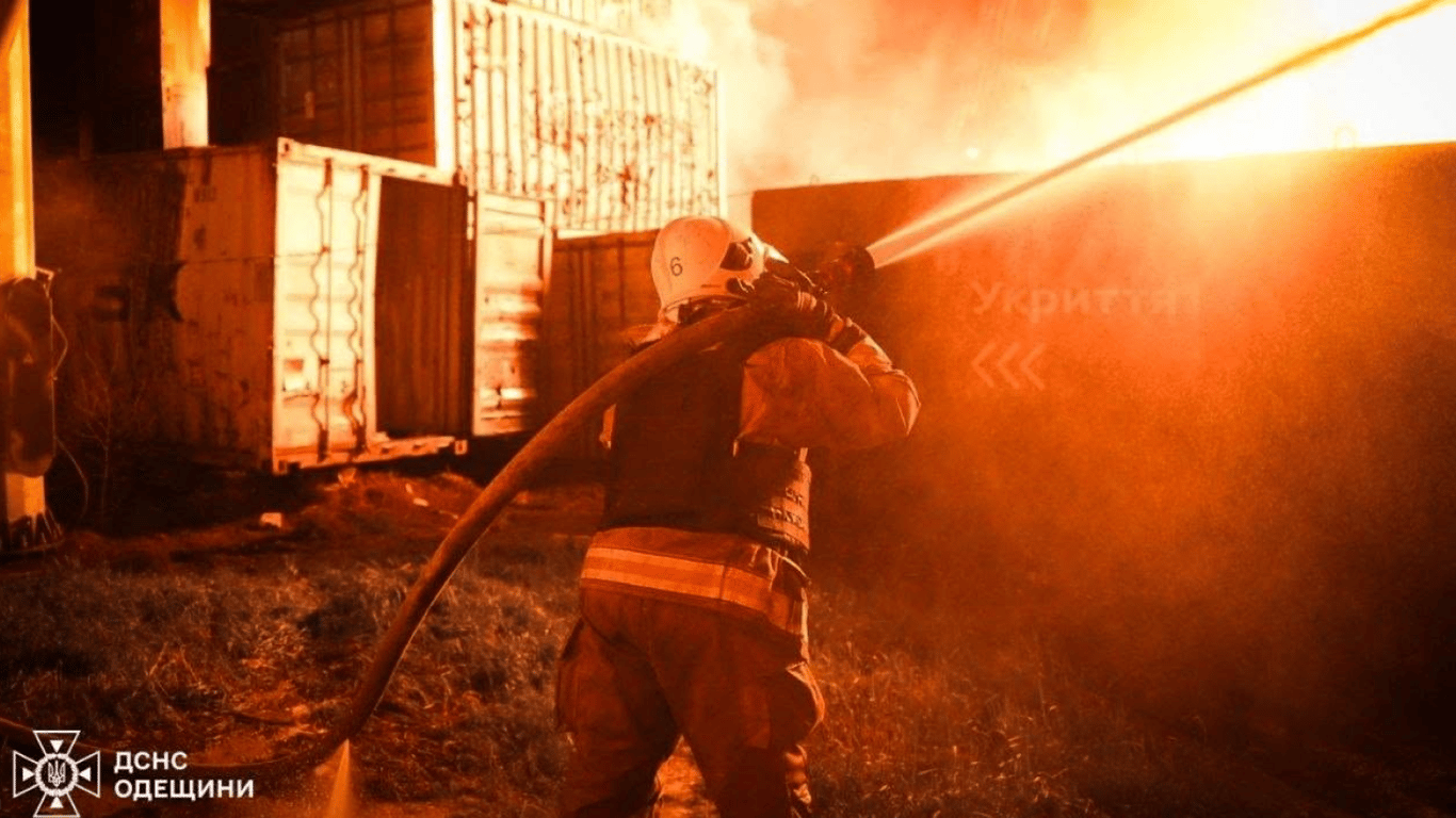 Ліквідування пожежі в порту внаслідок атаки РФ. Фото: ДСНС Одещини