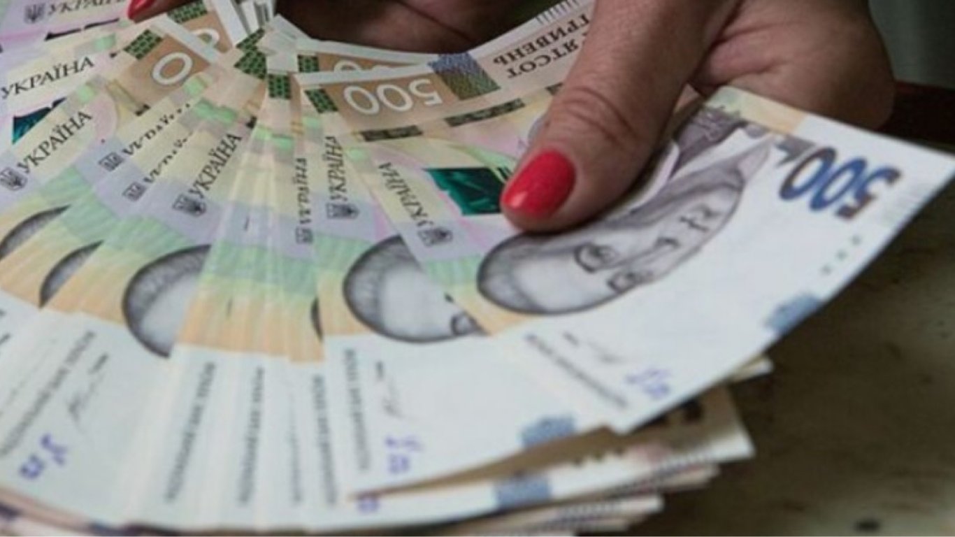 Зарплаты в Украине – известно, кому сейчас платят 100 тыс. грн