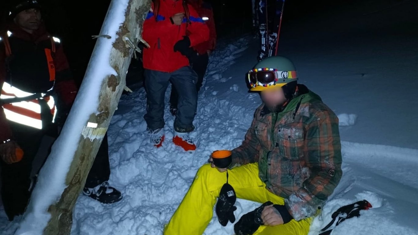 На Закарпатье сноубордист заблудился в горах во время катаний — детали