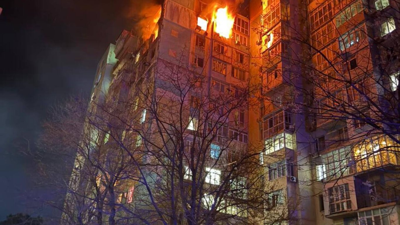 РФ завдала удару по будинках в Одесі: спалахнули пожежі
