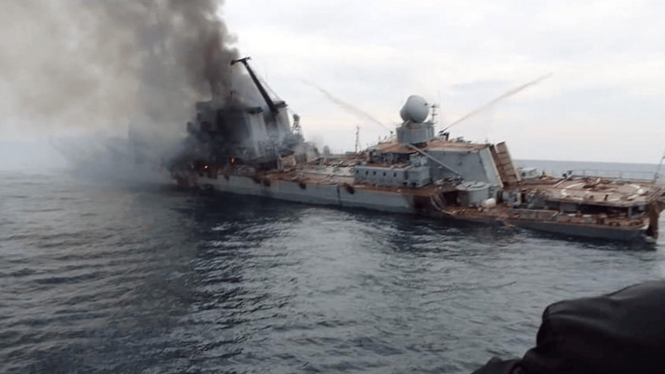 Подбит ракетный крейсер "Москва"