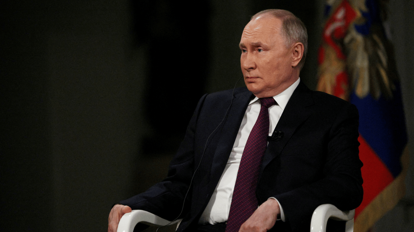Путин чувствовал себя напряженно во время интервью Карлсону и сдерживал судороги, — Bild