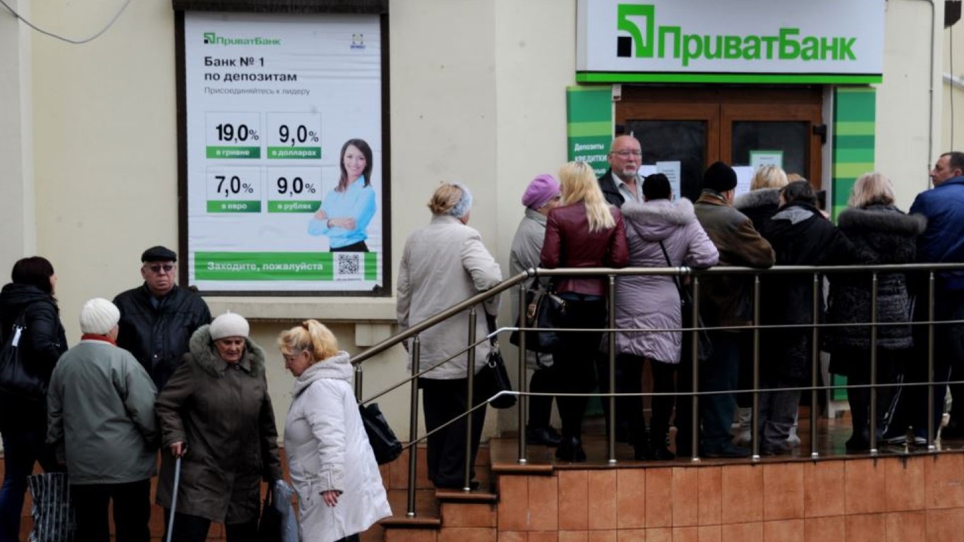 ПриватБанк сокращает отделения — украинцы возмущены из-за очередей