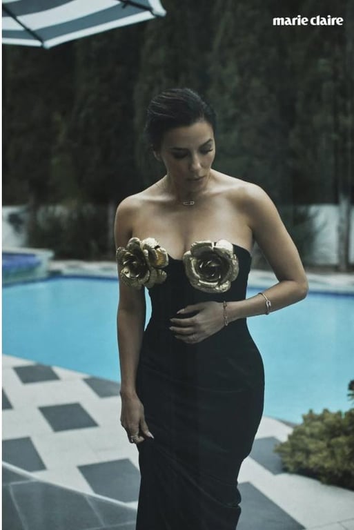 Акторка Єва Лонгорія біля басейну