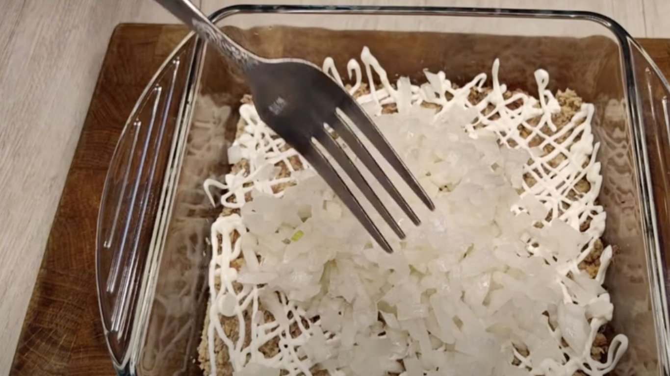 смачний салат з консервою та огірками 