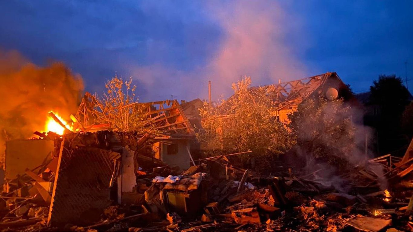 В Житомирской области обломки ракеты повредили жилые дома: погиб человек