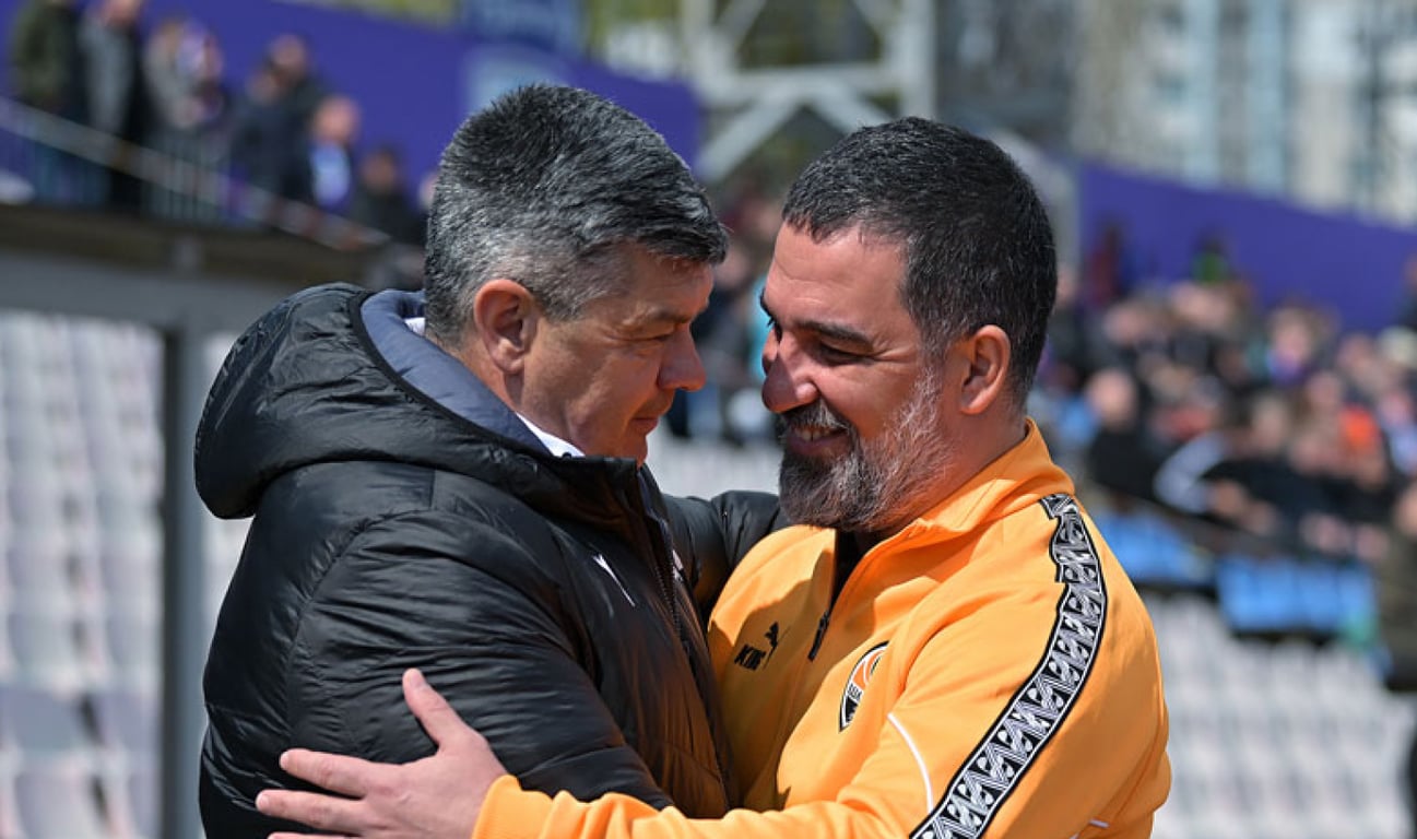 Арда Туран обнимает Виталия Пономарева перед игрой Шахтера с ЛНЗ 13 апреля 2026 года