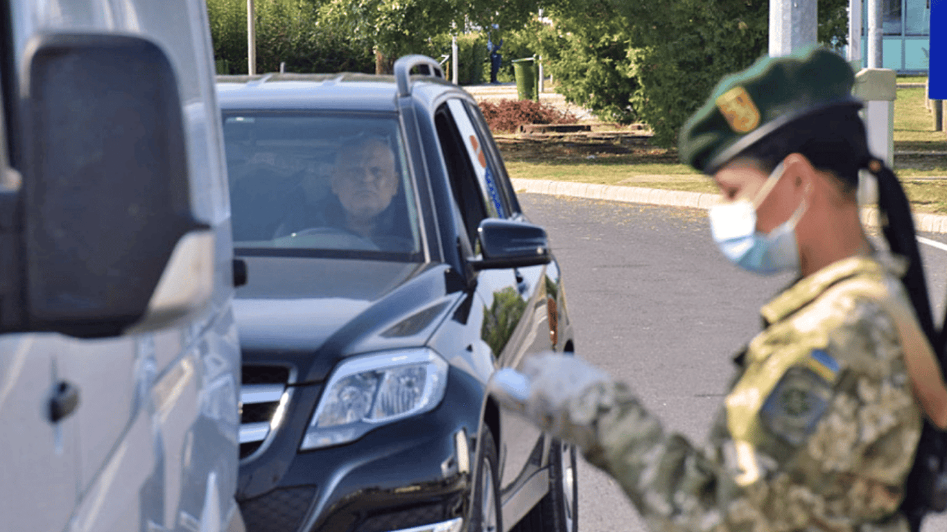 Ще одна категорія українців може виїжджати за кордон — актуальні зміни