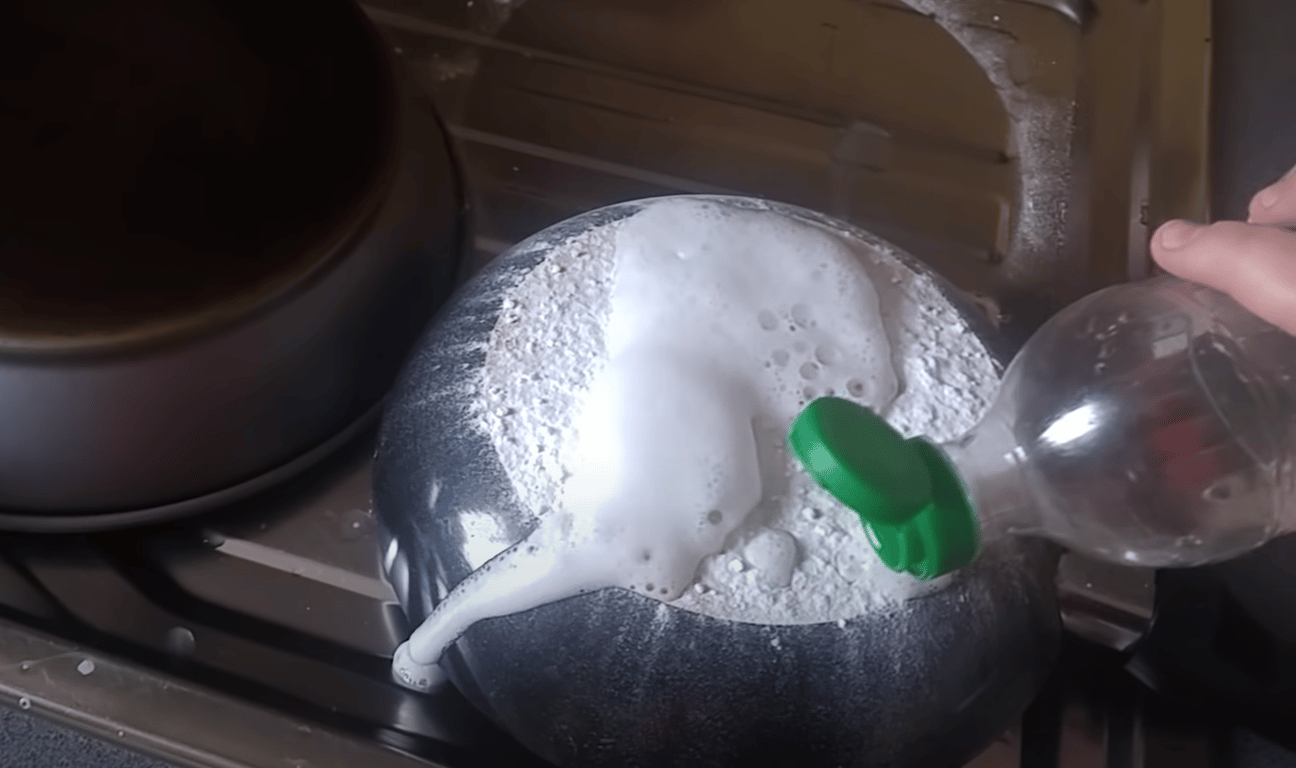 Очистка сковороды от грязи с помощью соли и уксуса.