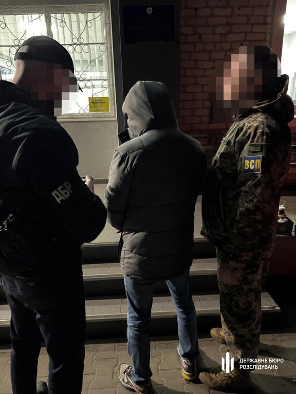 Співробітники ДБР та затриманий посадовець ТЦК на Волині