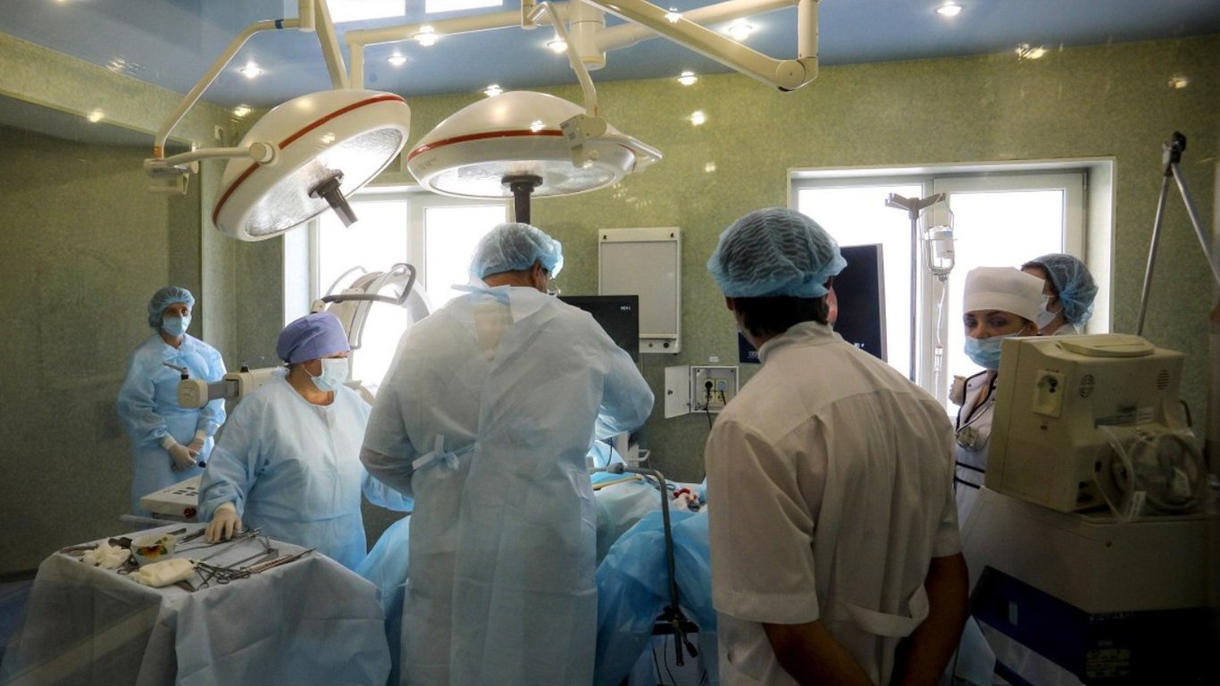 В больнице Мечникова провели сверх сложную операцию и спасли военного