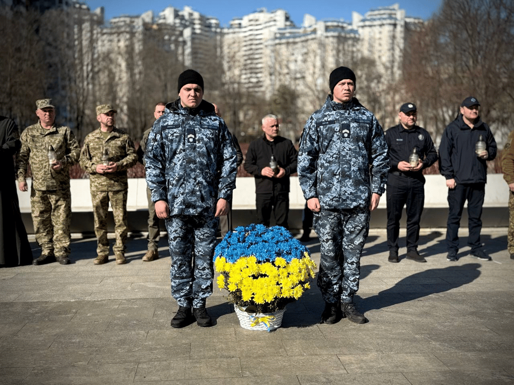 Цветы и оркестр — в Одессе отметили День добровольца - фото 3