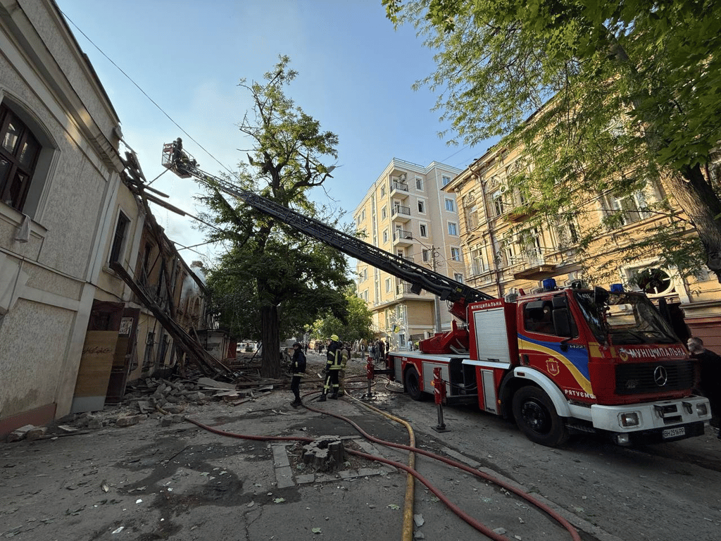 Атака на Одесу — під завалами шукають людей - фото 5