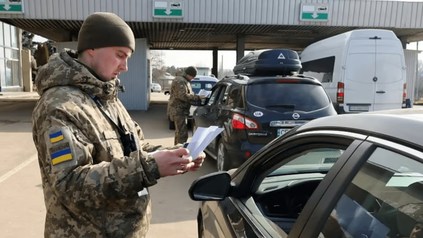 Суд в Черновцах отменил запрет на выезд за границу для мужчины - что известно