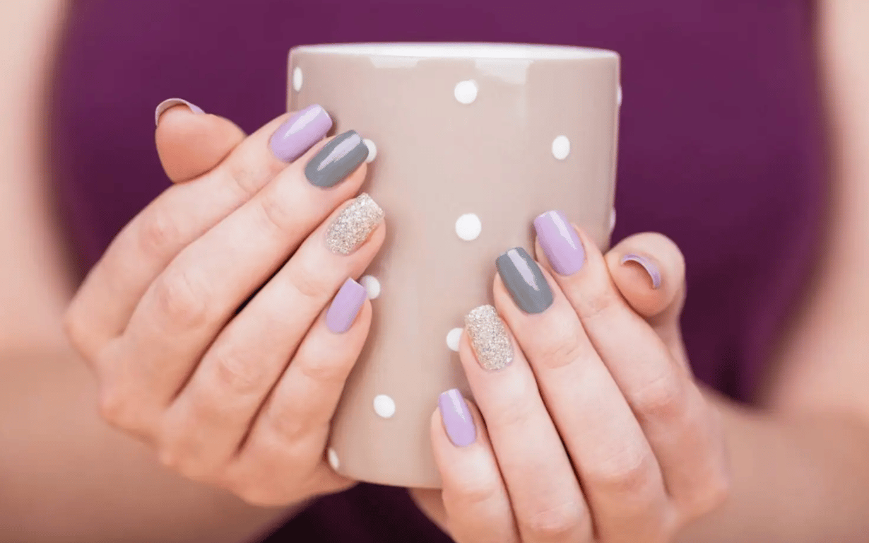 Женщина с разноцветным маникюром.