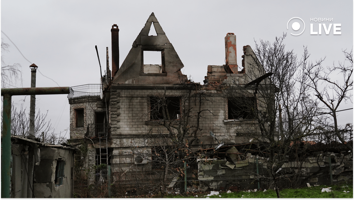Дрон влетів у житловий будинок в Одеському районі. Фото: Новини.LIVE/ Юлія Браславська