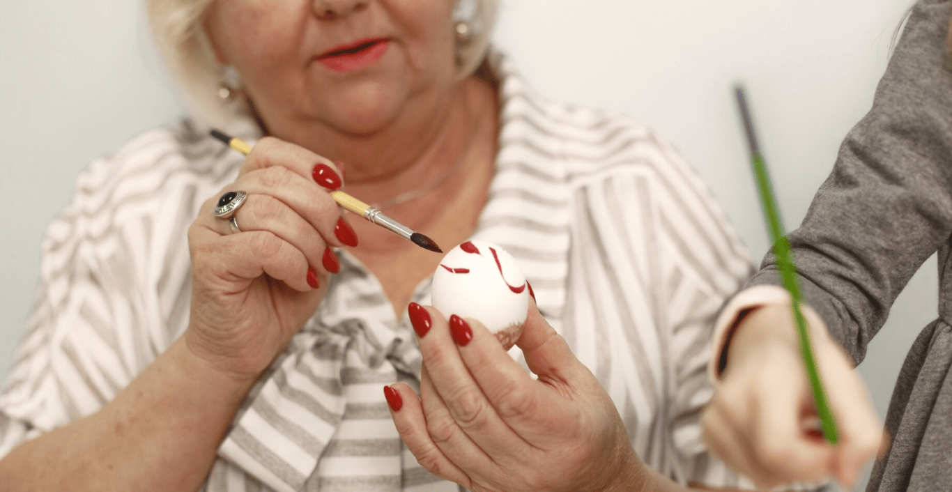 Червоний відтінок манікюру пасує для жінок будь-якого віку