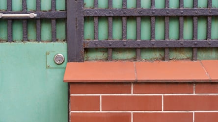 Глухий паркан між сусідами — чи можуть знести через скаргу - 285x160