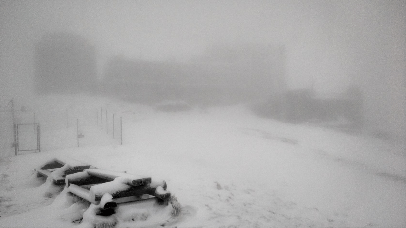 На горе Поп Иван в Карпатах 16 октября выпал снег – температура резко опустилась
