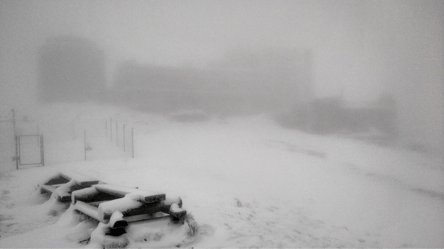 Поп Иван в Карпатах замело снегом: температура воздуха резко опустилась - 285x160
