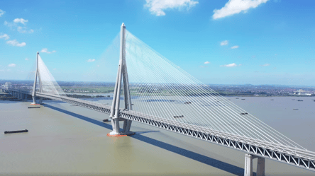 У Китаї збудували унікальний вантовий міст — який вигляд має - 285x160