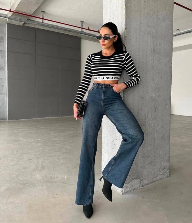 Прямые джинсы – наиболее универсальный вариант.