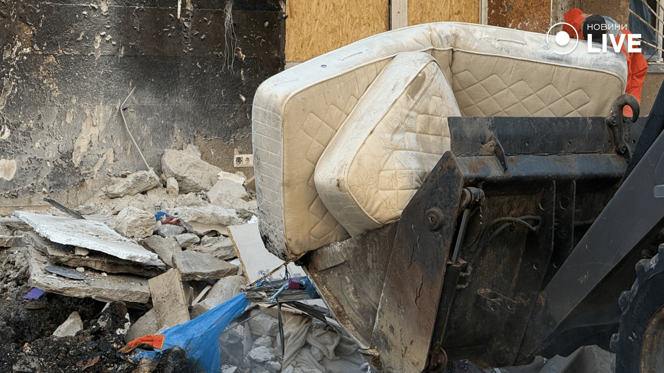 Комунальники очищують придомову територію після обстрілу