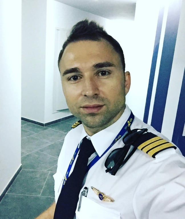 Пілот Макс Михайлюк