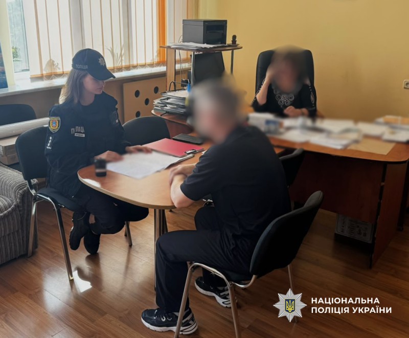 Вчитель на допиті у поліцейському відділку