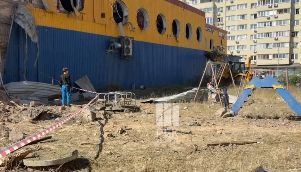 Наслідки атаки на столицю: знищено VARUS, утворилась вирва - фото 1